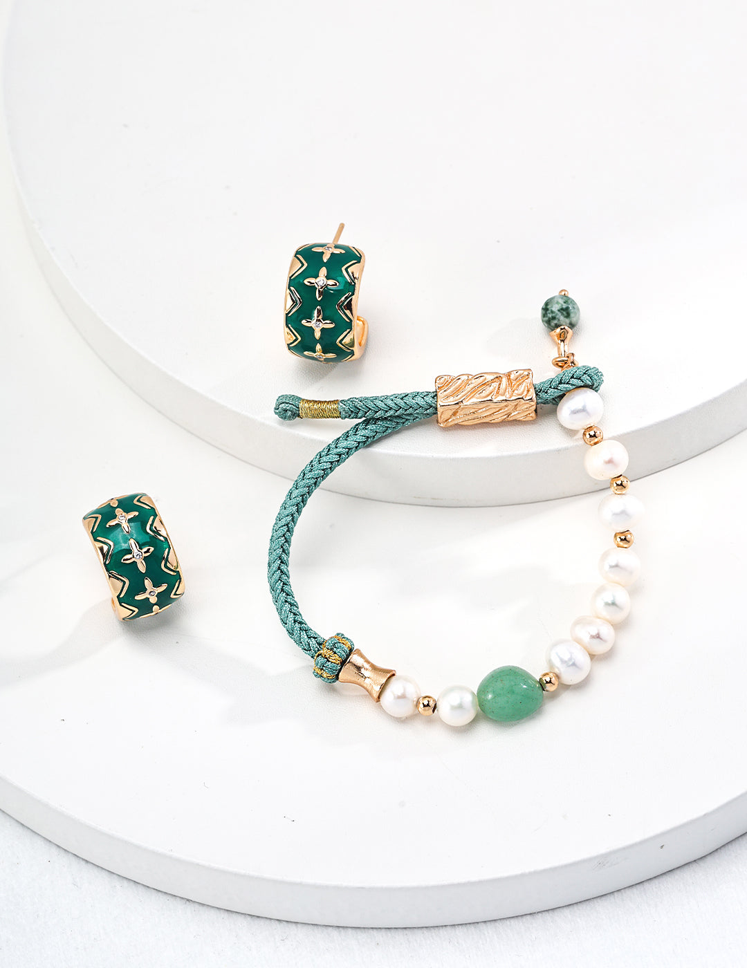 Natural Jade Woven Bracelet With Pearls In Gold Plated Silver